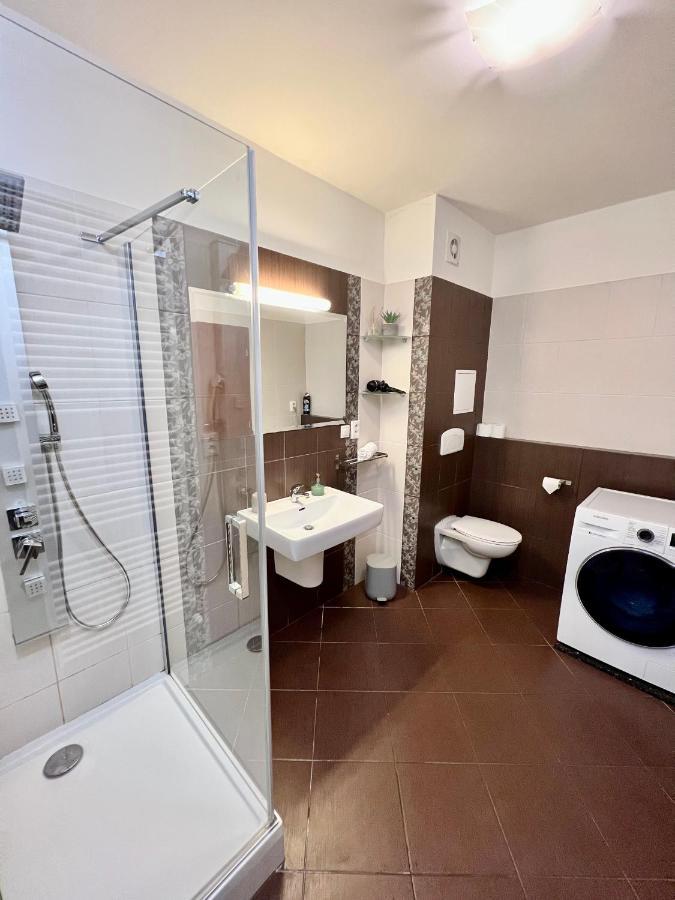 Bl Luxury Apartment, 24Hr Self Check-In, Free Private Garage Parking, Panoramic Views From Balcony, 5 Minute Walk To City Center Banska Bystrica Exterior photo